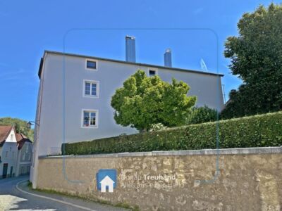 Saniertes Mehrparteienhaus mit 12 Wohnungen und 2 Garagen aus dem 19. Jahrhundert in der Passauer Innstadt